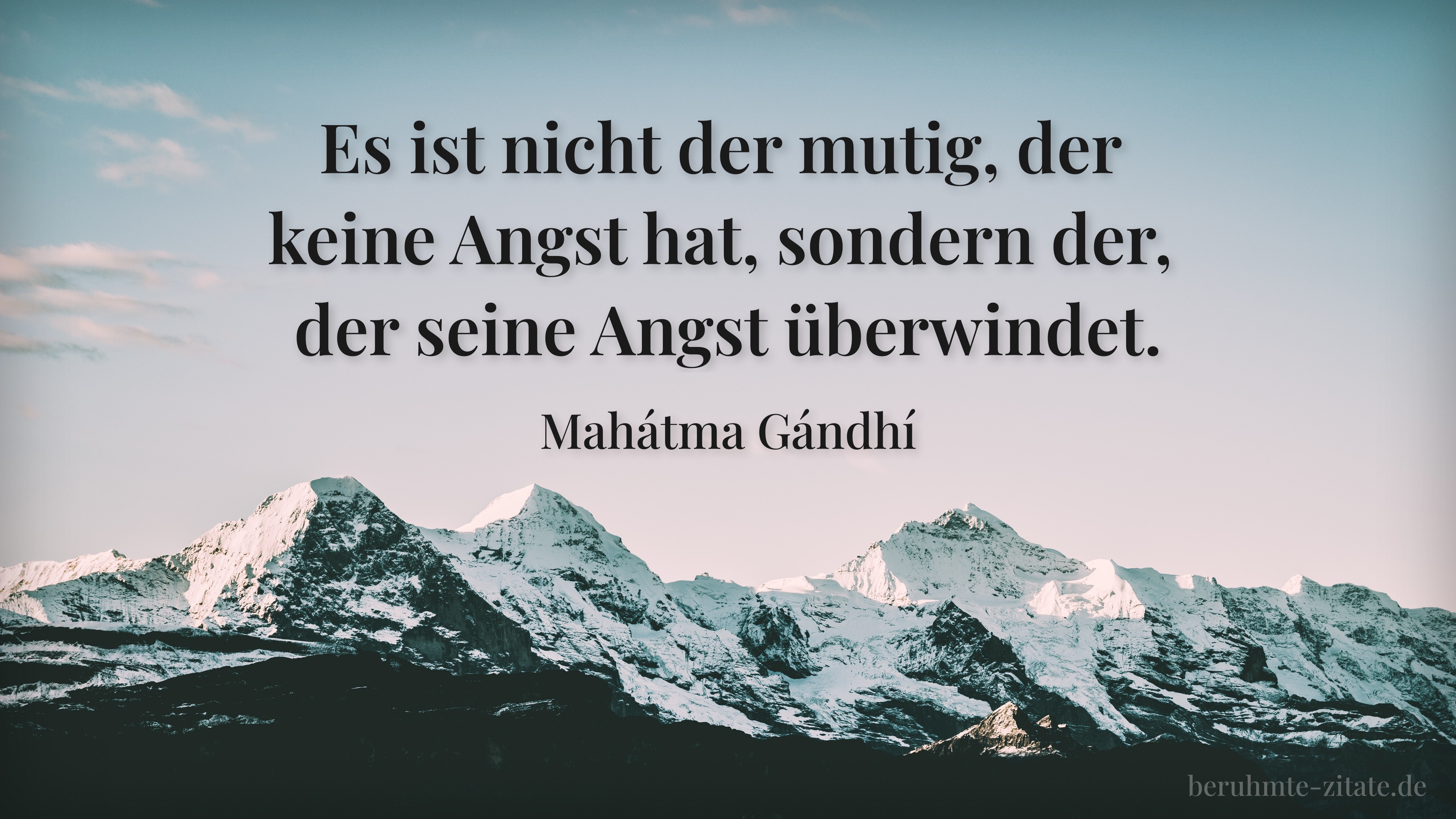 Mahátma Gándhí zitat: „Es ist nicht der mutig, der keine Angst hat, sondern der, der seine Angst überwindet.“