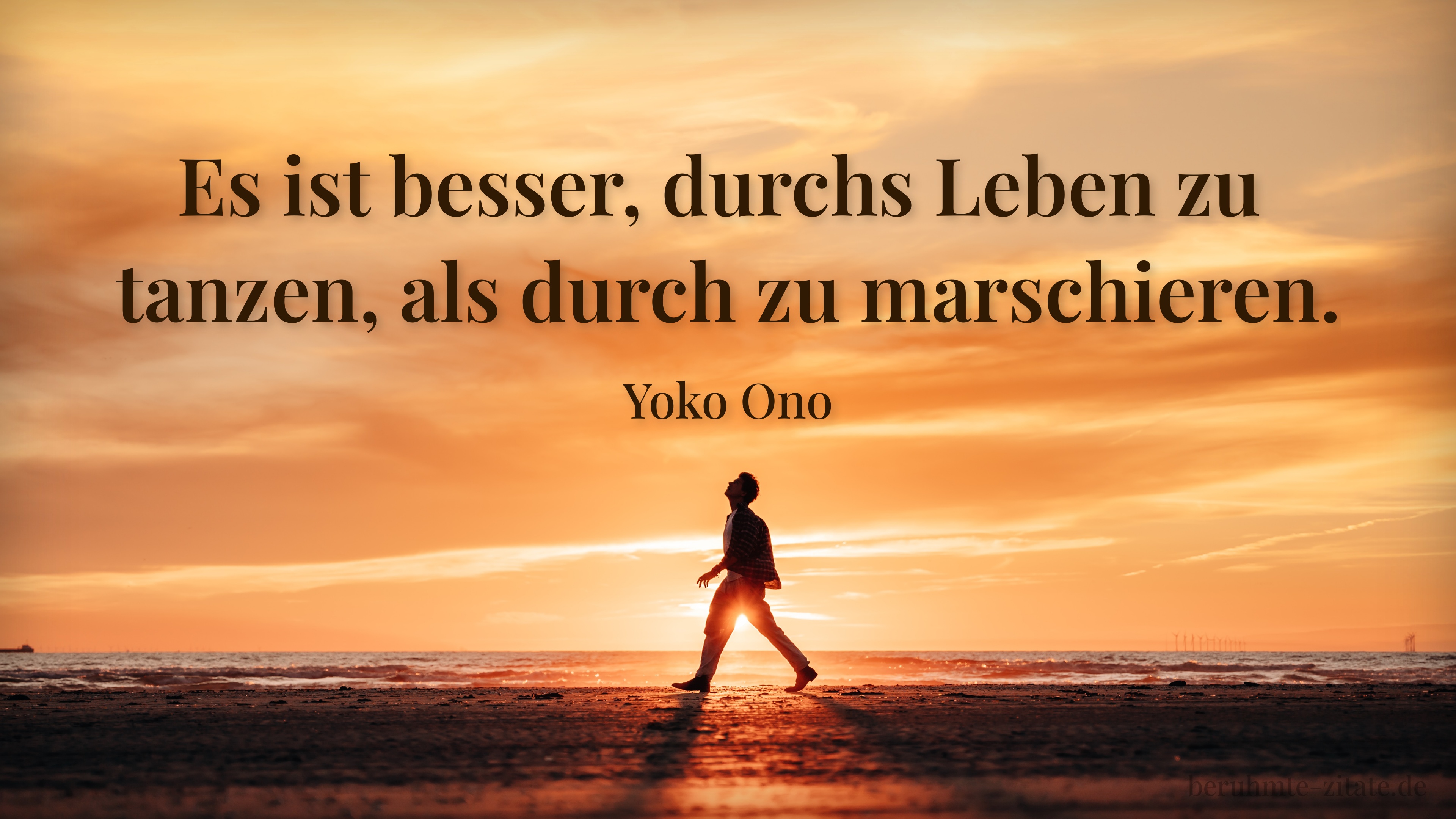Yoko Ono zitat: „Es ist besser, durchs Leben zu tanzen, als durch zu marschieren.“
