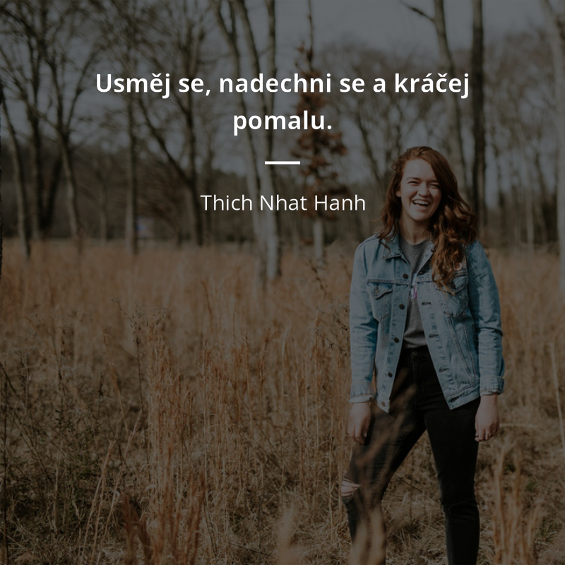 Thich Nhat Hanh zitat: „Usměj se, nadechni se a kráčej pomalu.“